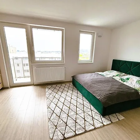 Luxury - 2 Min From Airport - New Build - Free Parking *