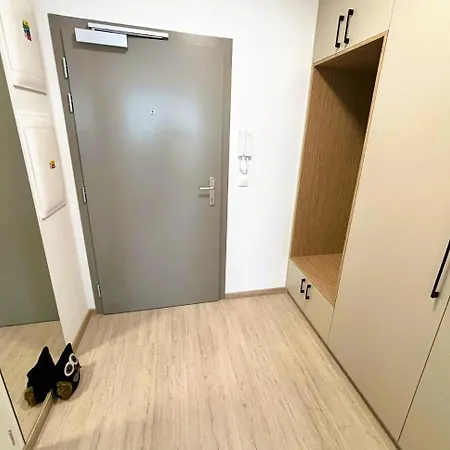 Apartment Luxury - 2 Min From Airport - New Build - Free Parking *