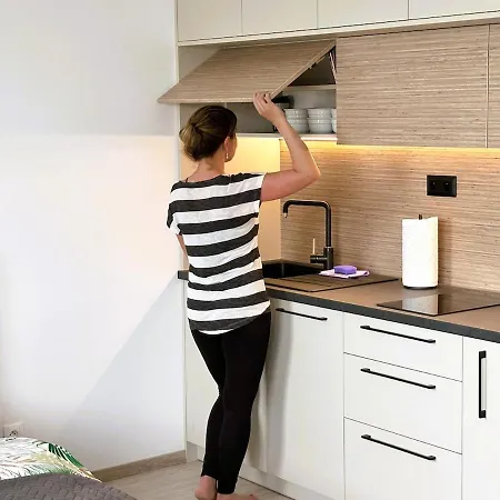 Luxury - 2 Min From Airport - New Build - Free Parking *