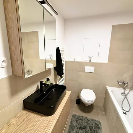 Luxury - 2 Min From Airport - New Build - Free Parking Apartament *