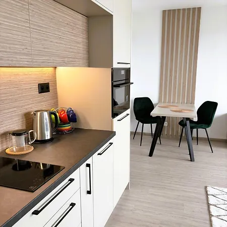 Luxury - 2 Min From Airport - New Build - Free Parking *
