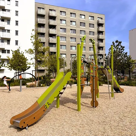 Luxury - 2 Min From Airport - New Build - Free Parking Apartamento