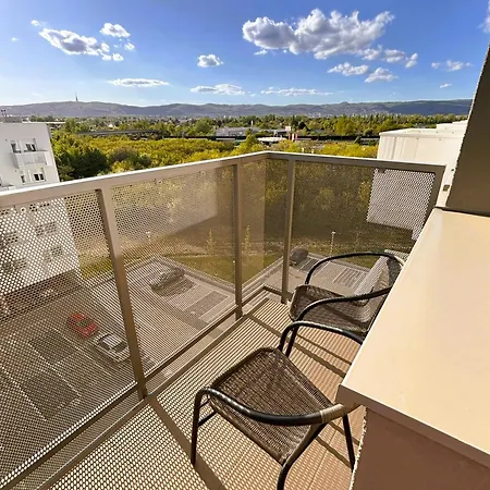 Luxury - 2 Min From Airport - New Build - Free Parking Apartament *