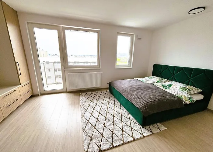 Luxury - 2 Min From Airport - New Build - Free Parking *