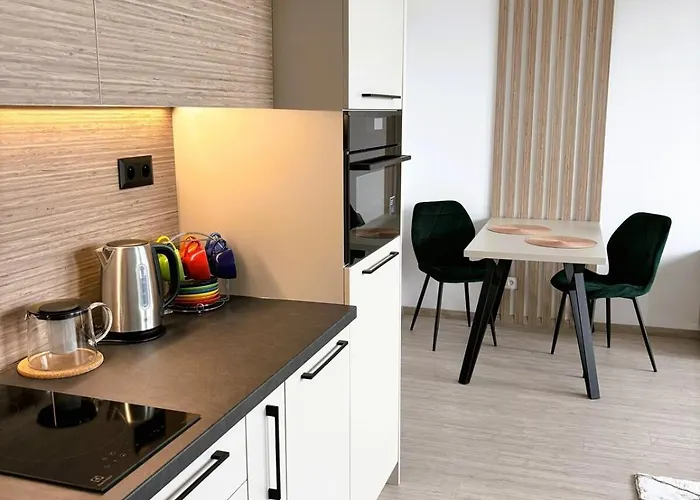 Luxury - 2 Min From Airport - New Build - Free Parking *