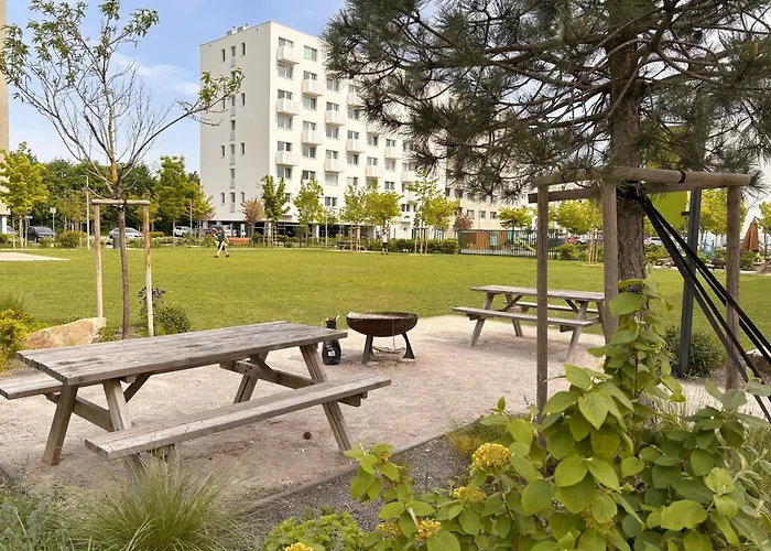 Luxury - 2 Min From Airport - New Build - Free Parking *