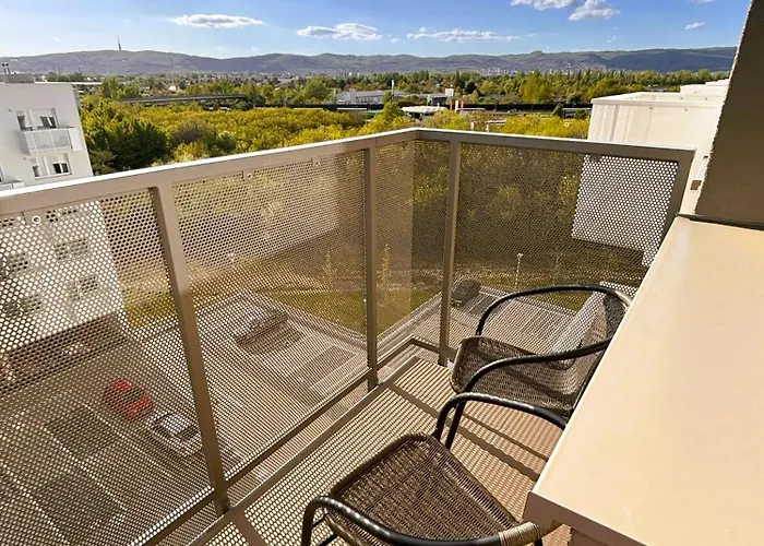 Luxury - 2 Min From Airport - New Build - Free Parking Appartement *