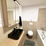 Comfort - 2 Min From Airport - Free Parking - Self Check In Appartamento *