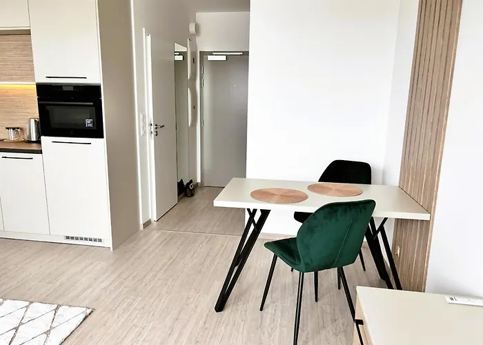 Luxury - 2 Min From Airport - New Build - Free Parking