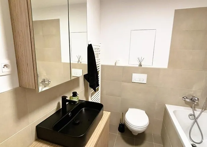 Luxury - 2 Min From Airport - New Build - Free Parking Daire *